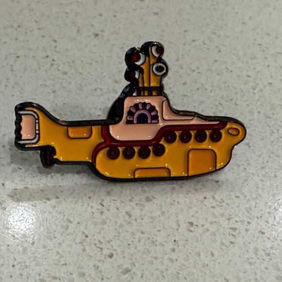 BEATLES Badge Pin YELLOW SUBMARINE - Picture 4 of 5